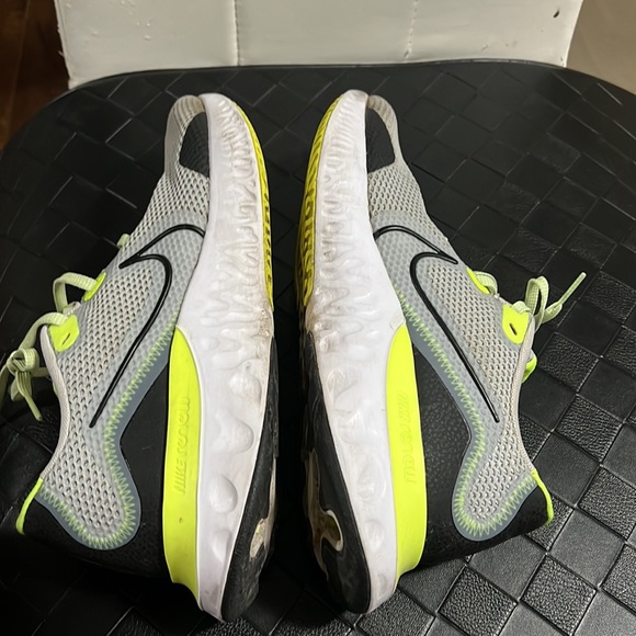 Nike size 10, grey colour with a touch of lemon green and black - Picture 1 of 7